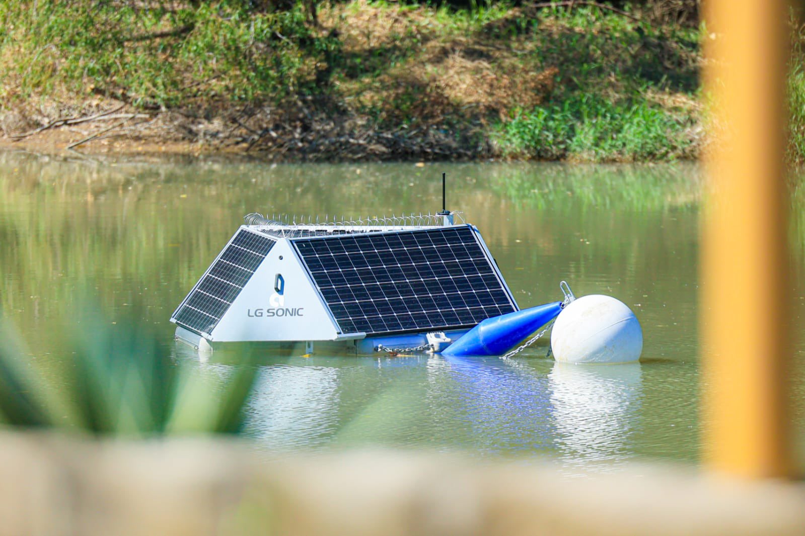 “The million-dollar project didn’t work,” say residents after buoy installation in Coatepeque — “No funcionó el proyecto millonario”, señalan habitantes tras la instalación de boyas en Coatepeque
