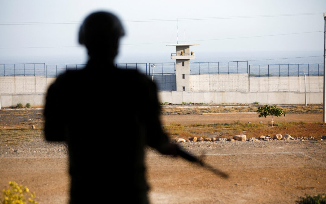 El Salvador’s Bukele Plans to Double Giant Prison Holding U.S. Deportees — Bukele planea duplicar el tamaño de la prisión de máxima seguridad donde su gobierno mantiene a deportados de Estados Unidos
