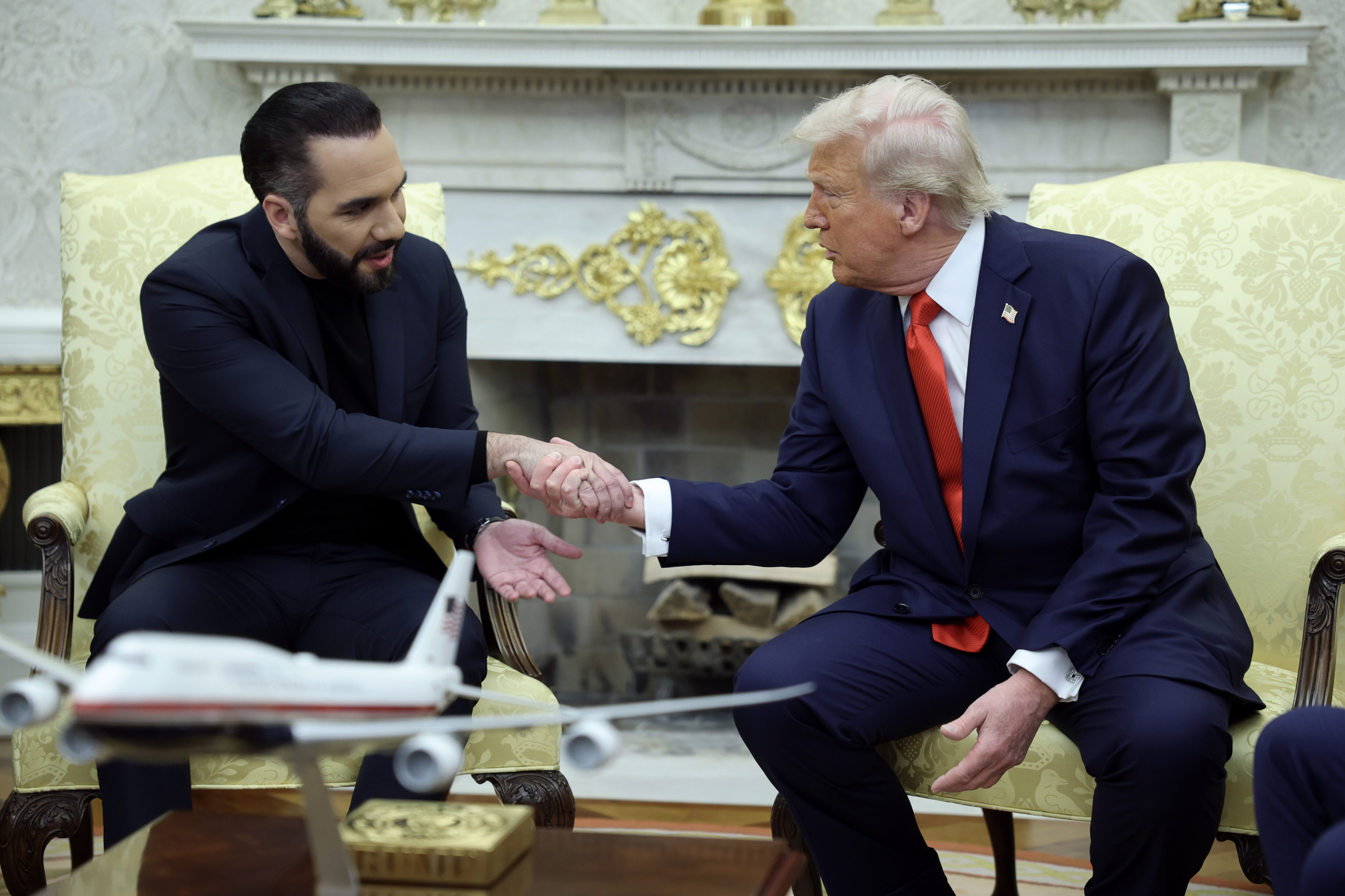 Trump, Bukele Condemn Abrego Garcia to Prison On Live TV — Trump y Bukele condenan a Abrego García a prisión en televisión en vivo