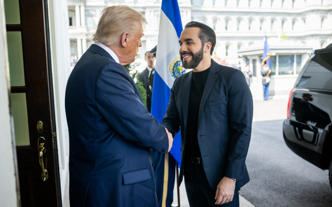 Bukele plays with a stacked deck — Bukele juega con cartas marcadas