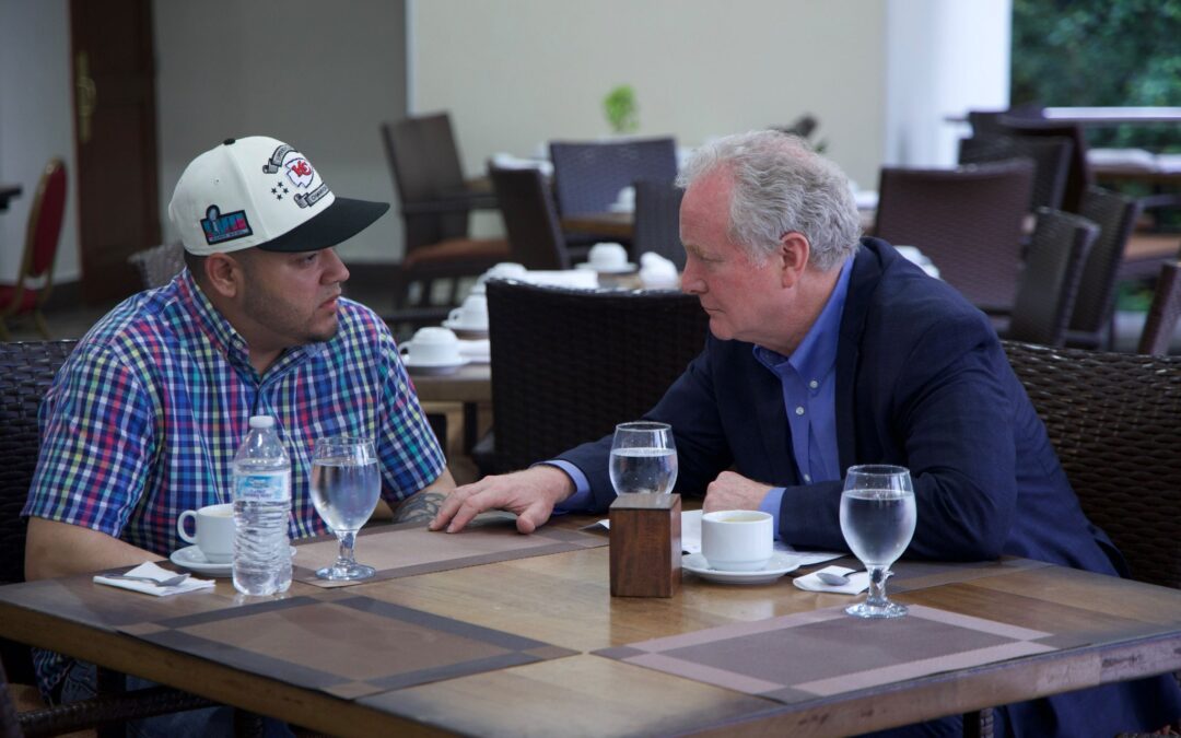 Maryland Senator Meets With Wrongly Deported Man in El Salvador — Senador Van Hollen logra reunirse con Kilmar Abrego en El Salvador