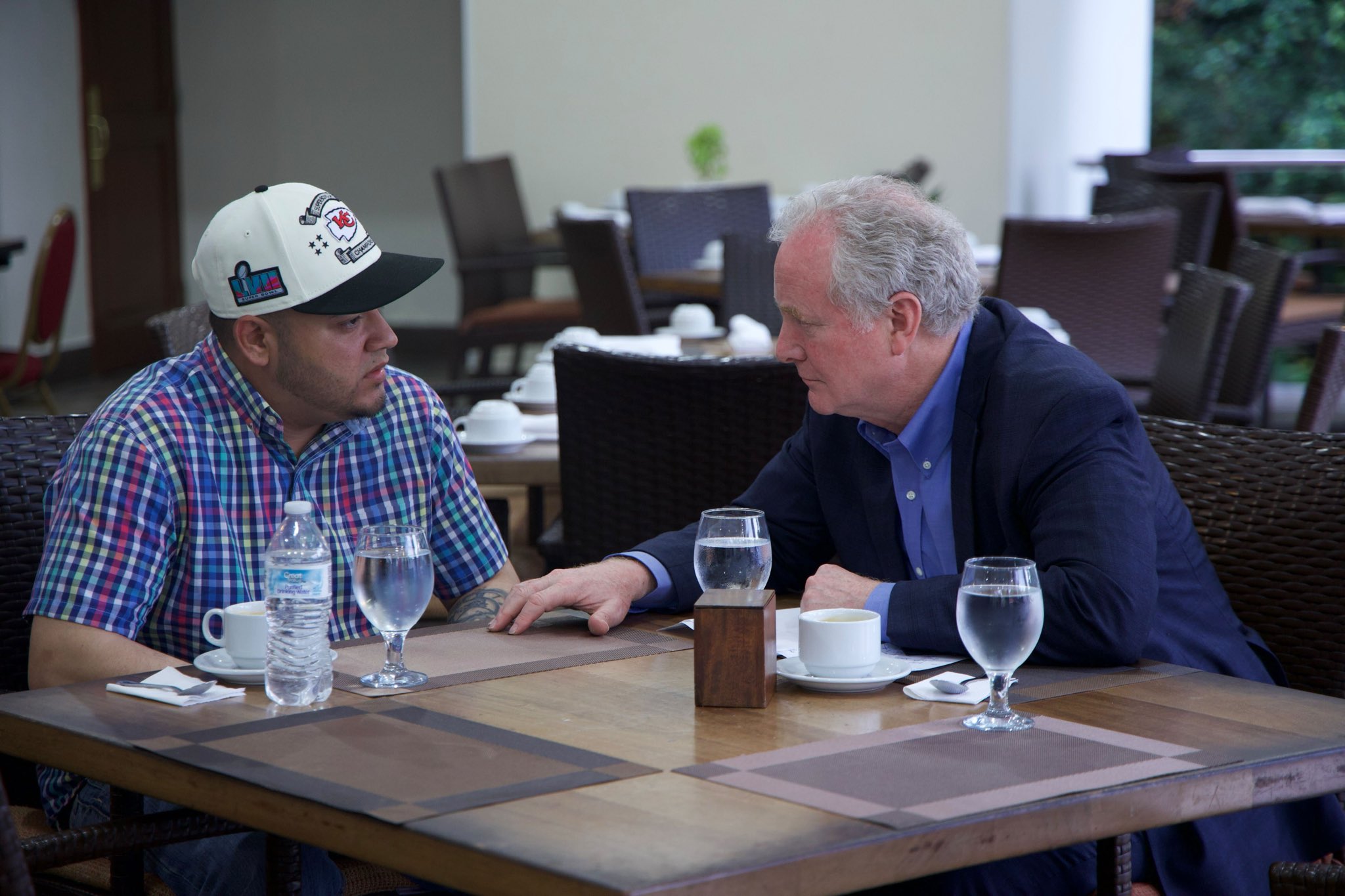 Maryland Senator Meets With Wrongly Deported Man in El Salvador — Senador Van Hollen logra reunirse con Kilmar Abrego en El Salvador