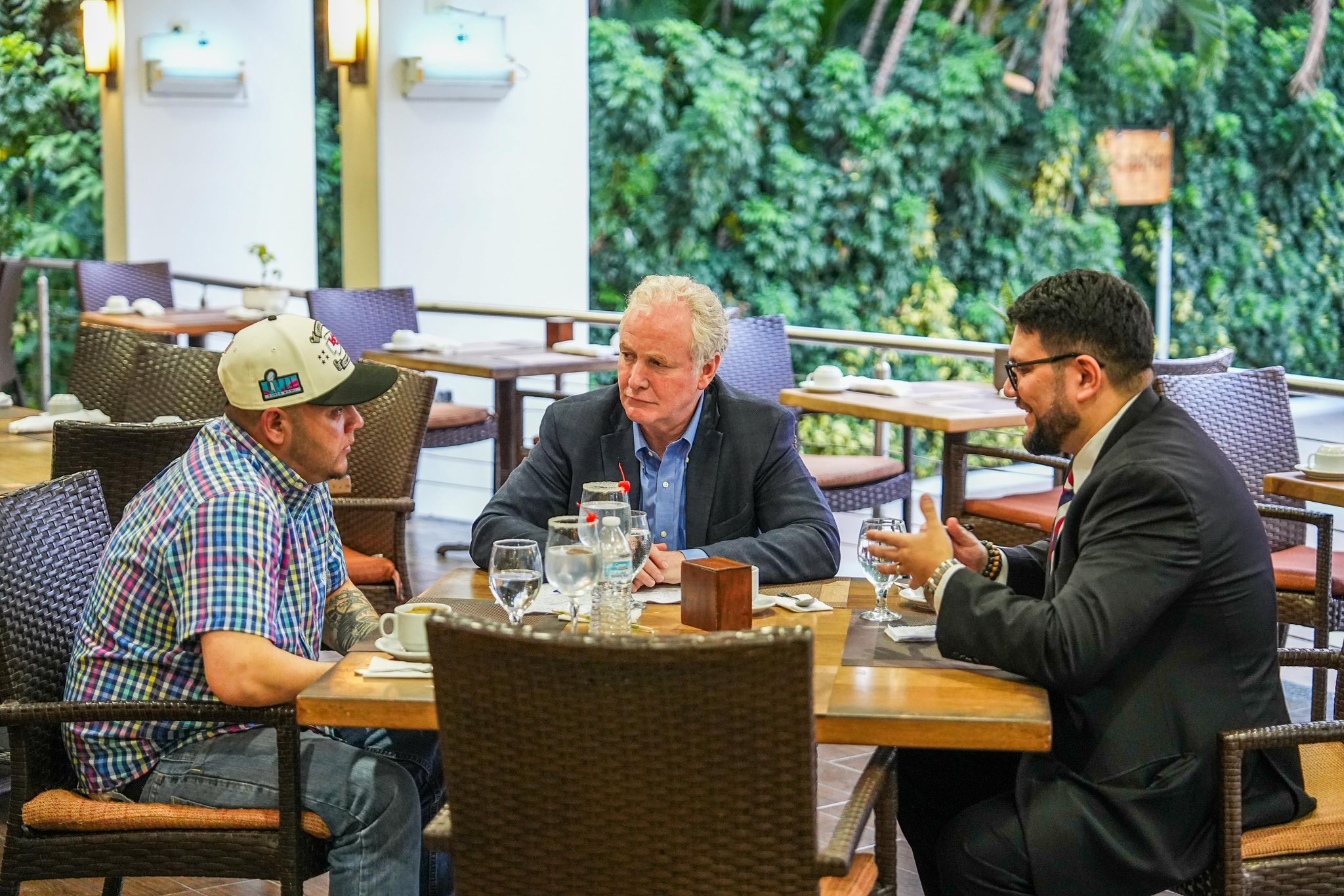 El Salvador’s Bukele Staged Photo of Dem Senator and Abrego Garcia — Gobierno de El Salvador montó la foto del senador demócrata y Abrego García