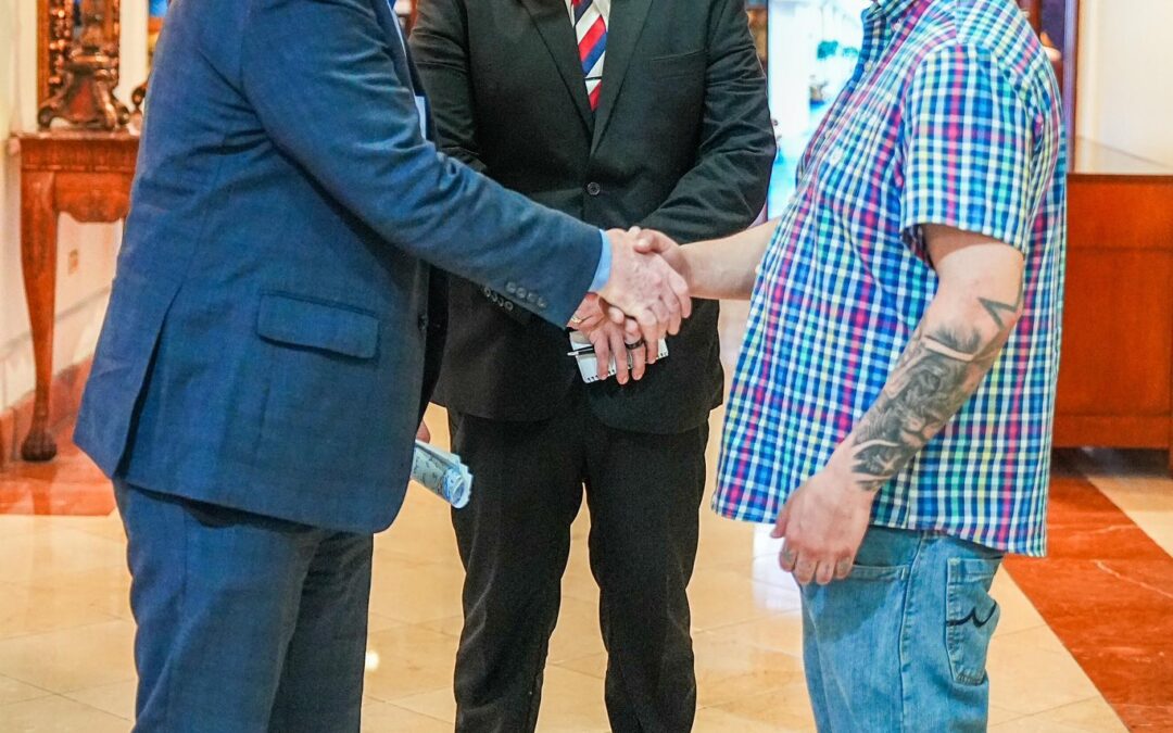 Senator Van Hollen confirms meeting with Kilmar Abrego García after trip to El Salvador — Senador Van Hollen confirma reunión con Kilmar Abrego García tras viaje a El Salvador