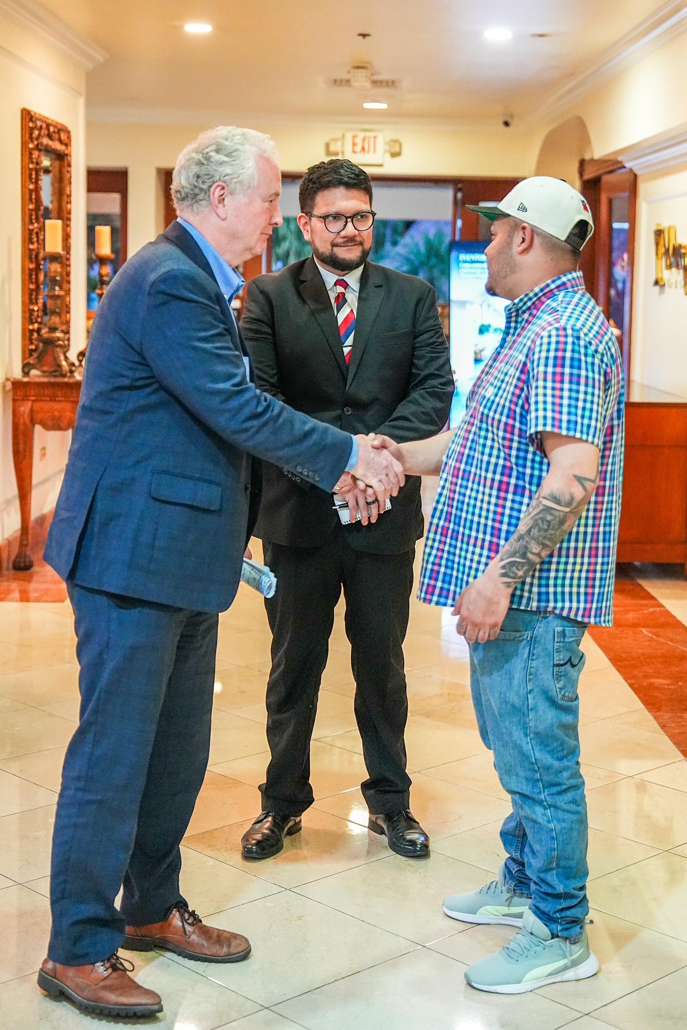 Senator Van Hollen confirms meeting with Kilmar Abrego García after trip to El Salvador — Senador Van Hollen confirma reunión con Kilmar Abrego García tras viaje a El Salvador