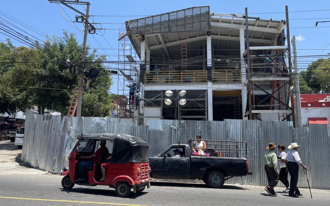 “They’re treating the job like a hobby”: dissatisfied residents over delay in market construction — “Agarran el trabajo como un pasatiempo”: pobladores inconformes por retraso en construcción de mercado