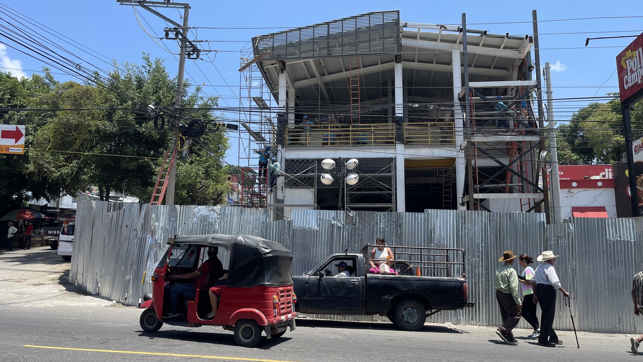 “They’re treating the job like a hobby”: dissatisfied residents over delay in market construction — “Agarran el trabajo como un pasatiempo”: pobladores inconformes por retraso en construcción de mercado