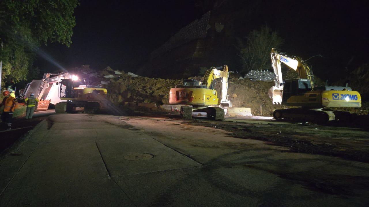Total Closure on Los Chorros Highway Due to Landslide — Cierre total en carretera Los Chorros por deslizamiento de tierra