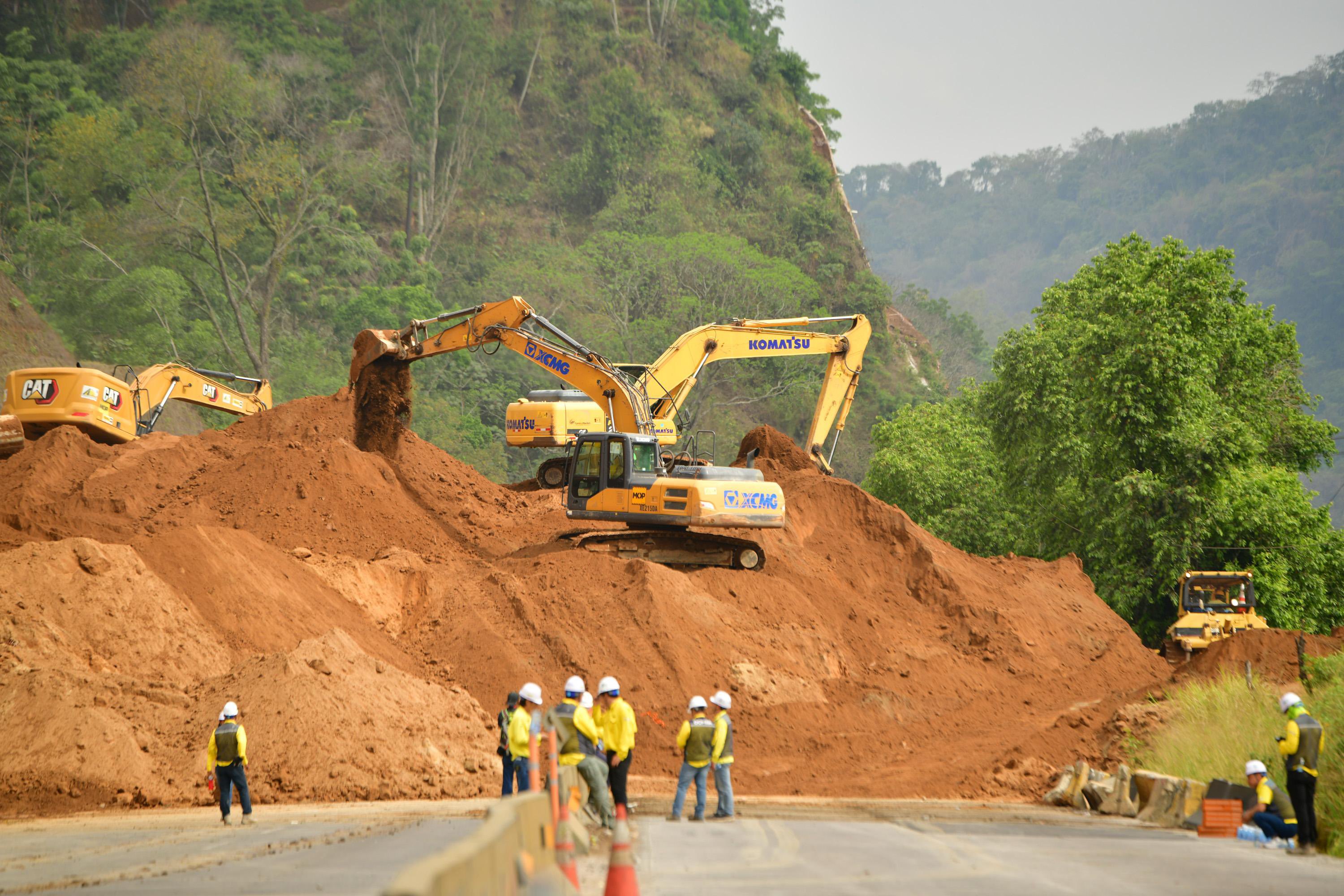 Sixth Landslide in Los Chorros in 10 Months Since Widening Project Began — Sexto derrumbe en Los Chorros en 10 meses desde inicio de ampliación
