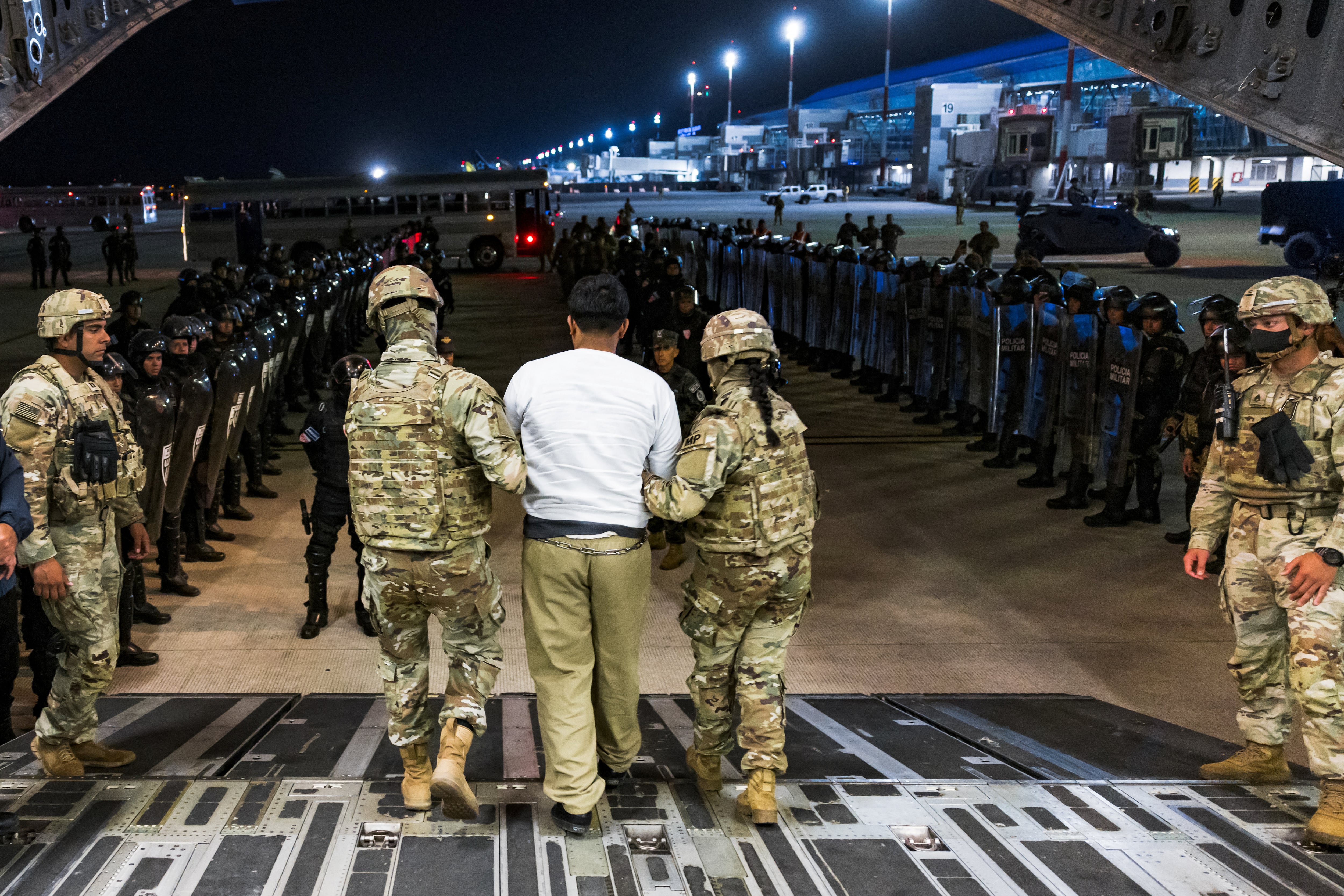 Trump admin proposed sending up to 500 alleged Venezuelan gang members during negotiations to use El Salvador’s mega-prison — Gobierno de Trump propuso en negociaciones enviar hasta 500 presuntos miembros de pandillas a megaprisión de El Salvador