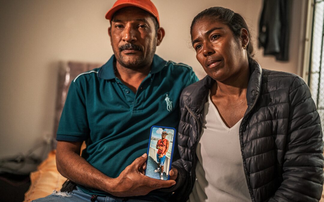 The Colombian-Venezuelan family awaiting the return of their son detained in El Salvador’s megaprison: “We ask Trump to release him” — La familia colombo-venezolana que espera el regreso de su hijo detenido en la megacárcel de El Salvador: “Le pedimos a Trump que lo suelte”