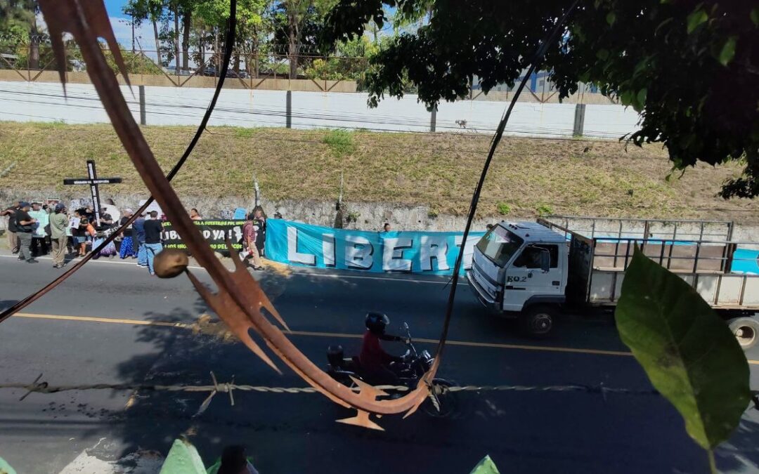 With protest outside Mariona prison, MOVIR demands release of detainees with release orders — Con un plantón frente al penal de Mariona, MOVIR demanda la liberación de detenidos con cartas de libertad