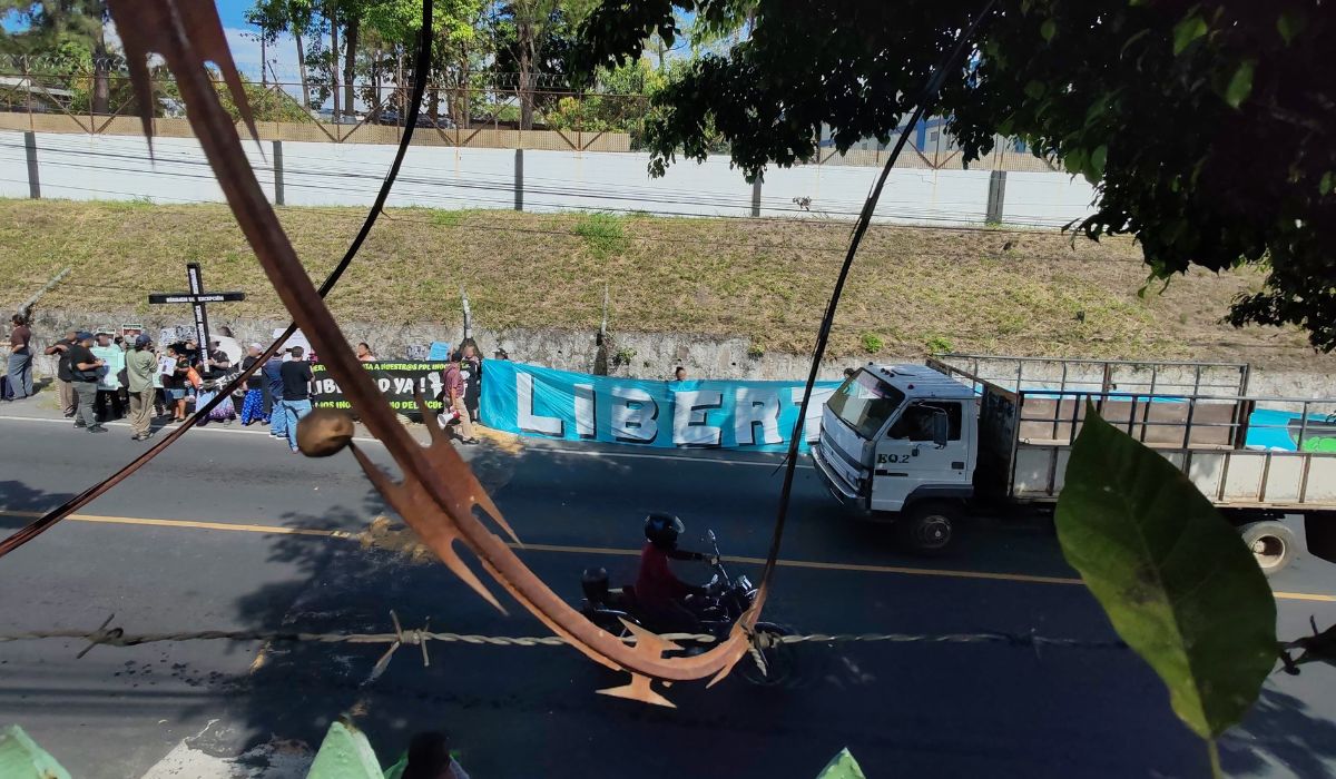 With protest outside Mariona prison, MOVIR demands release of detainees with release orders — Con un plantón frente al penal de Mariona, MOVIR demanda la liberación de detenidos con cartas de libertad