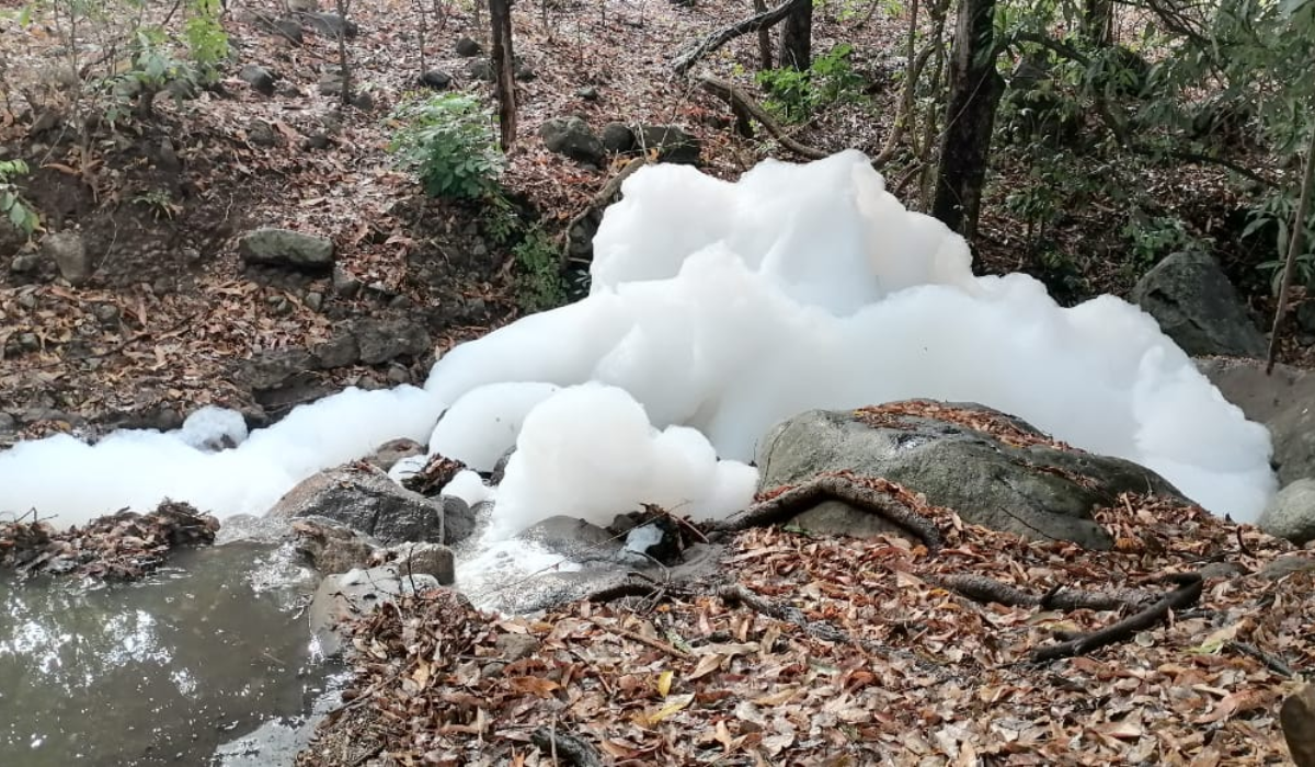 Tecoluca Residents Report White Foam in Rivers Near CECOT — Habitantes de Tecoluca denuncian presencia de espuma blanca en ríos cercanos al CECOT