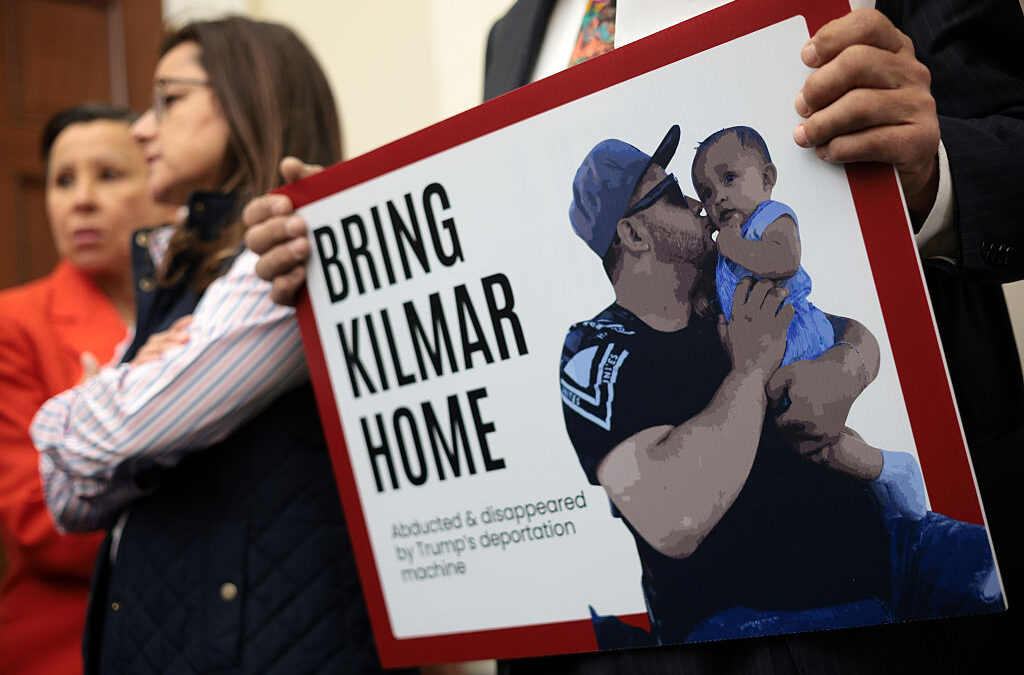 What to Know About Kilmar Abrego Garcia, the Man Mistakenly Deported to Prison in El Salvador — Lo que hay que saber sobre Kilmar Abrego García, el hombre deportado por error a una prisión en El Salvador