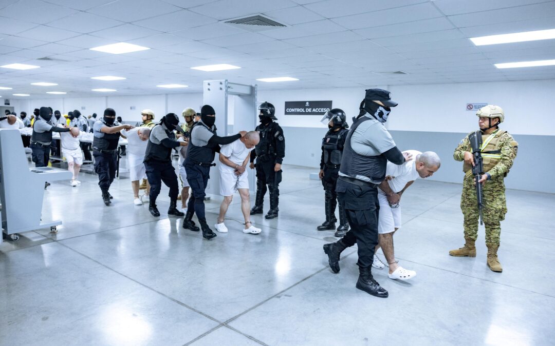 The frenzied 24 hours when Venezuelan migrants in the US were shipped to an El Salvador prison — Las frenéticas 24 horas en que migrantes venezolanos en EE.UU. fueron enviados a una prisión de El Salvador