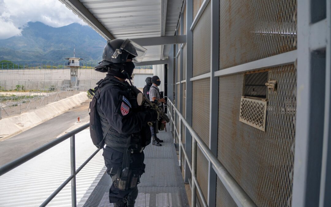 In notorious Salvadoran prison, US deportees live in identical cells to convicted gangsters — En la tristemente célebre prisión salvadoreña, los deportados de EE. UU. viven en celdas idénticas a las de pandilleros condenados