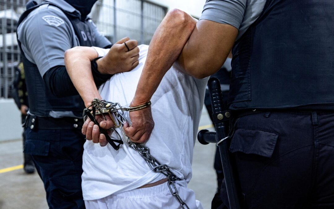 Lawyers for Man Deported in Error to El Salvador Assail Trump Administration — Abogados de hombre deportado por error a El Salvador critican duramente al gobierno de Trump