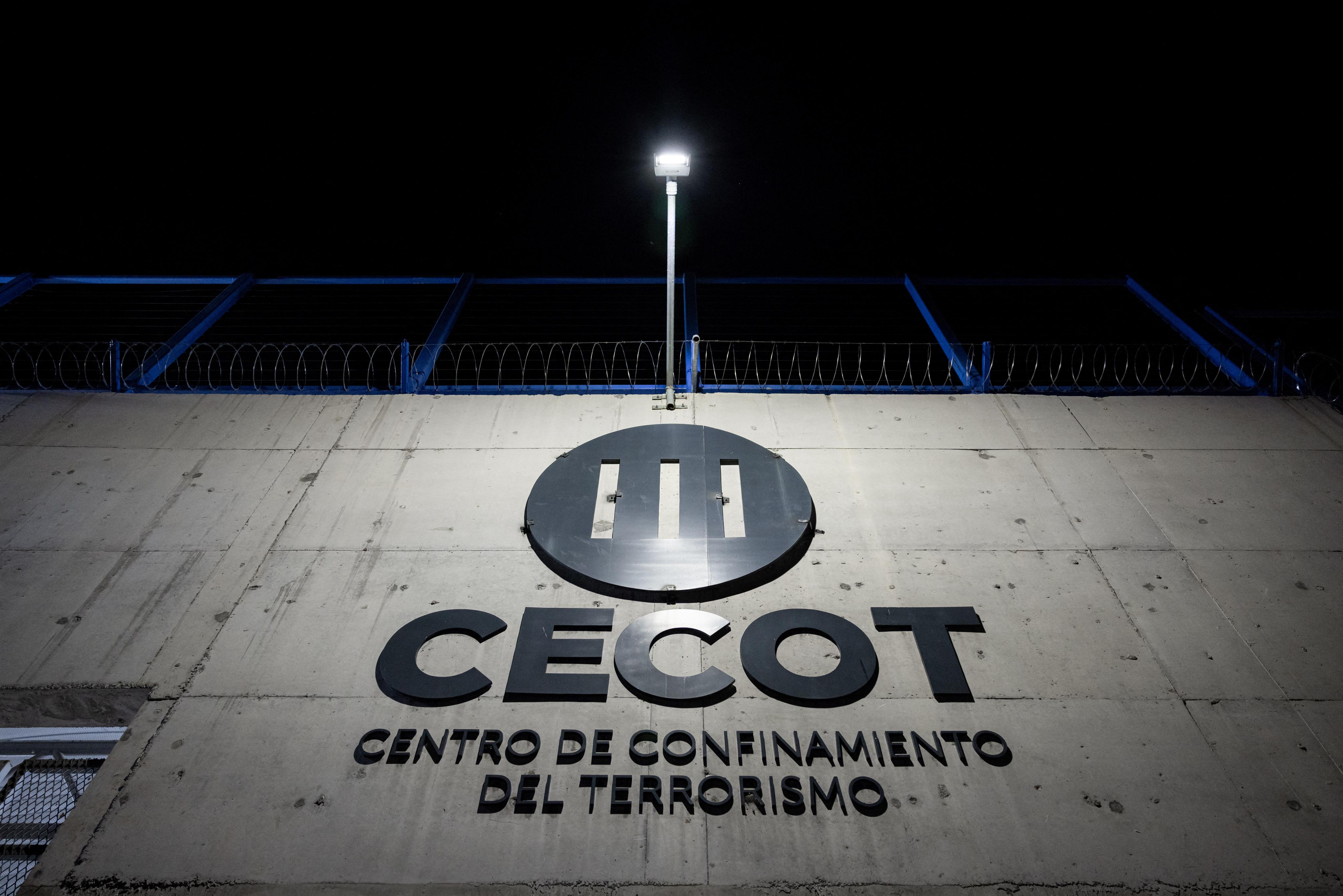 Deported Venezuelans Not at Risk of Torture in El Salvador Prison, US Says — Venezolanos deportados no corren riesgo de tortura en prisión de El Salvador, dice EE. UU.