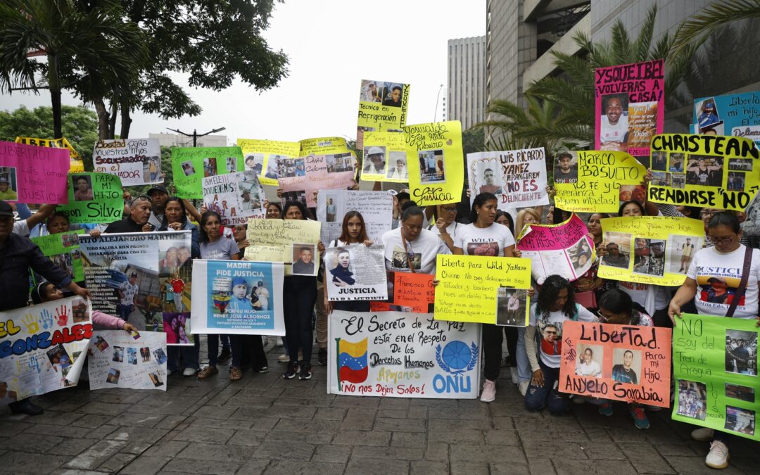 Families of Venezuelans deported to El Salvador reject Bukele’s proposal — Familiares de venezolanos deportados a El Salvador rechazan propuesta de Bukele