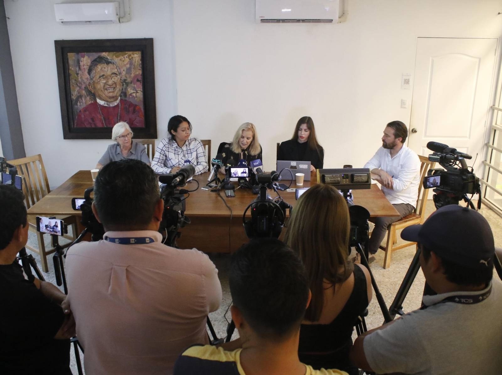 Cristosal Reports Police Harassment at its Facilities During April 28 Conference — Cristosal denuncia acoso policial en sus instalaciones durante conferencia de este 28 de abril