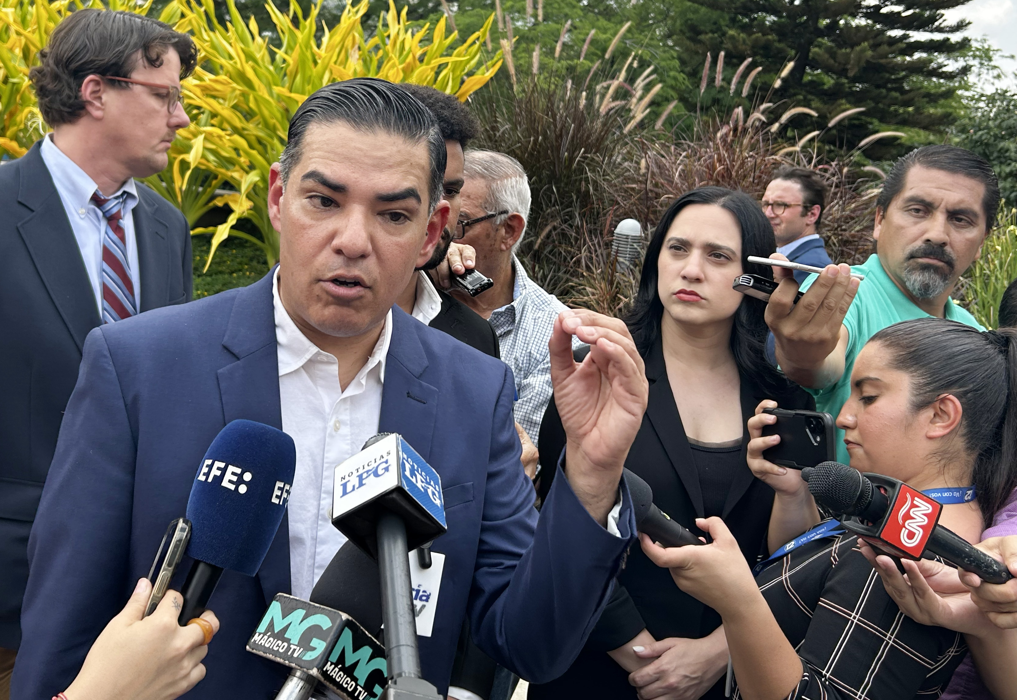 House Democrats, in El Salvador, say they were not allowed to meet wrongly deported man — Demócratas de la Cámara de Representantes, en El Salvador, dicen que no se les permitió reunirse con hombre deportado erróneamente