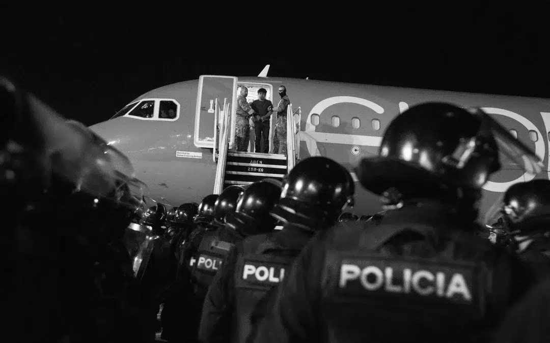 Venezuelans say ICE officers ‘beat’ them to force them off deportation plane in El Salvador — Venezolanos denuncian que agentes de ICE los “golpearon” para obligarlos a bajar de un avión de deportación en El Salvador