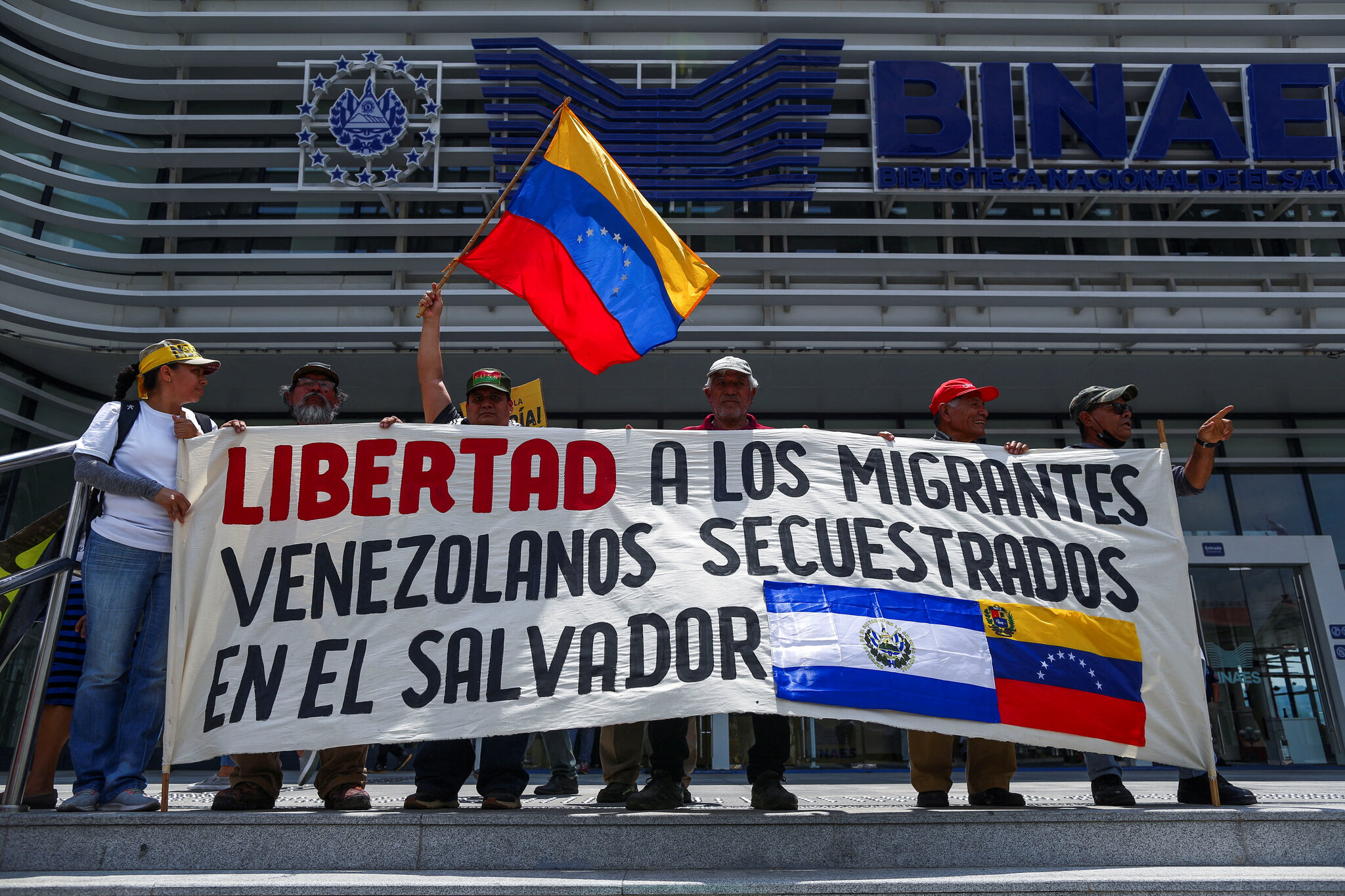 El Salvador Put Trump Deportees Behind Bars. Now Their Families are Suing — El Salvador encarceló a deportados por Trump. Ahora sus familias demandan
