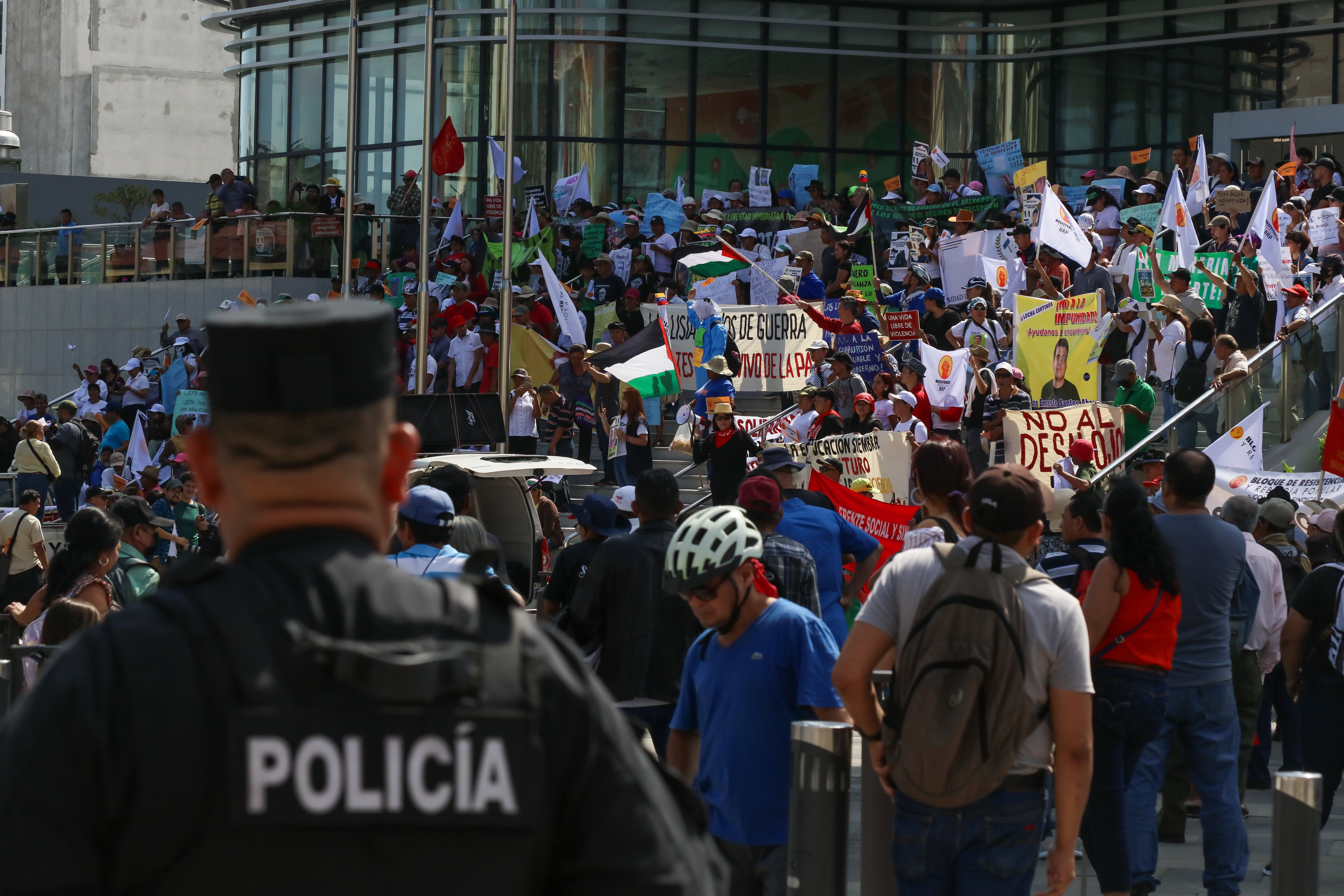 El Salvador: Government Deepens Authoritarian Pattern in Face of Social Unrest — El Salvador: Gobierno profundiza patrón autoritario frente al descontento social 