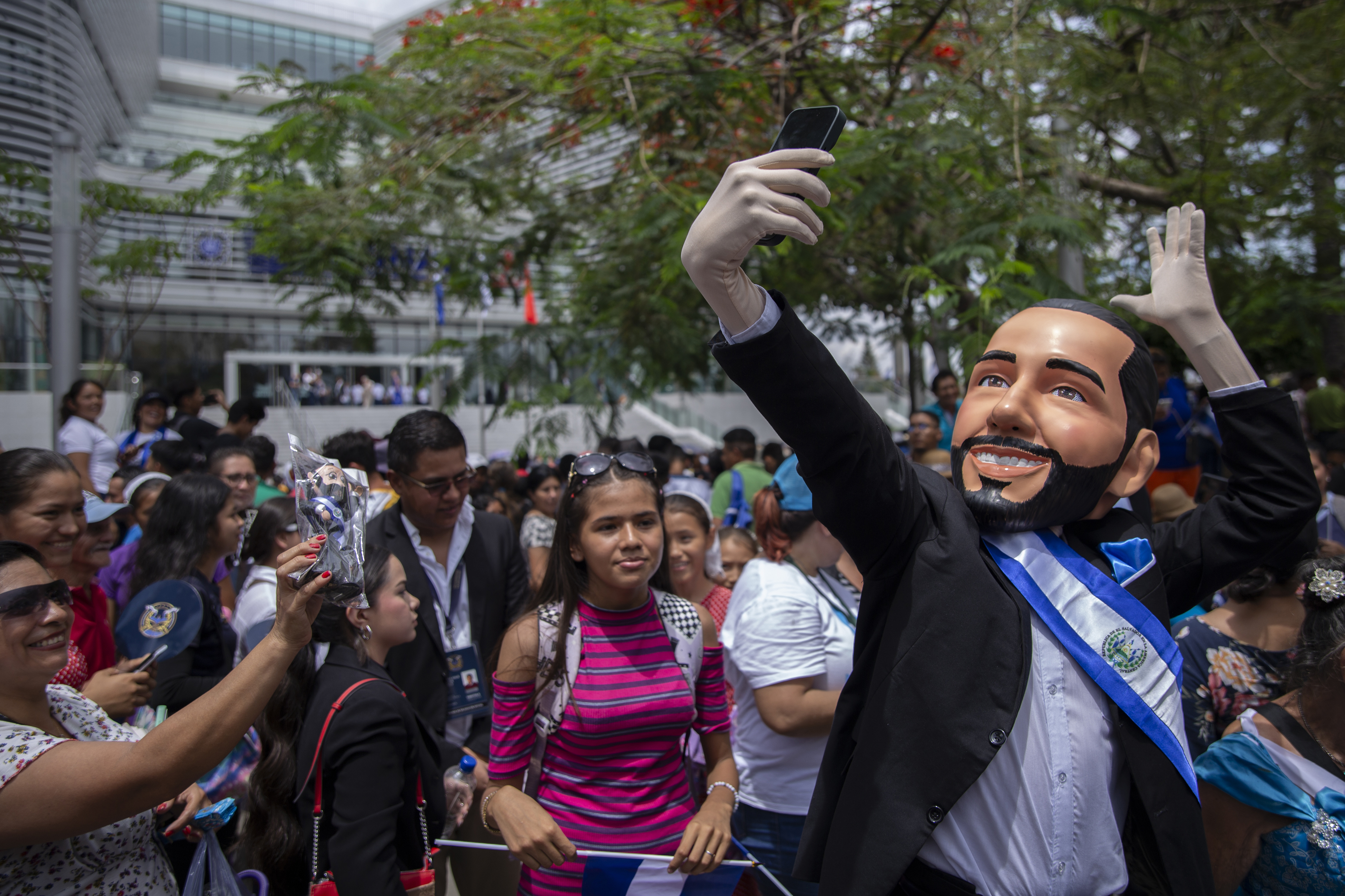 Bukele Loses Control of the Narratives — Bukele pierde el control de las narrativas