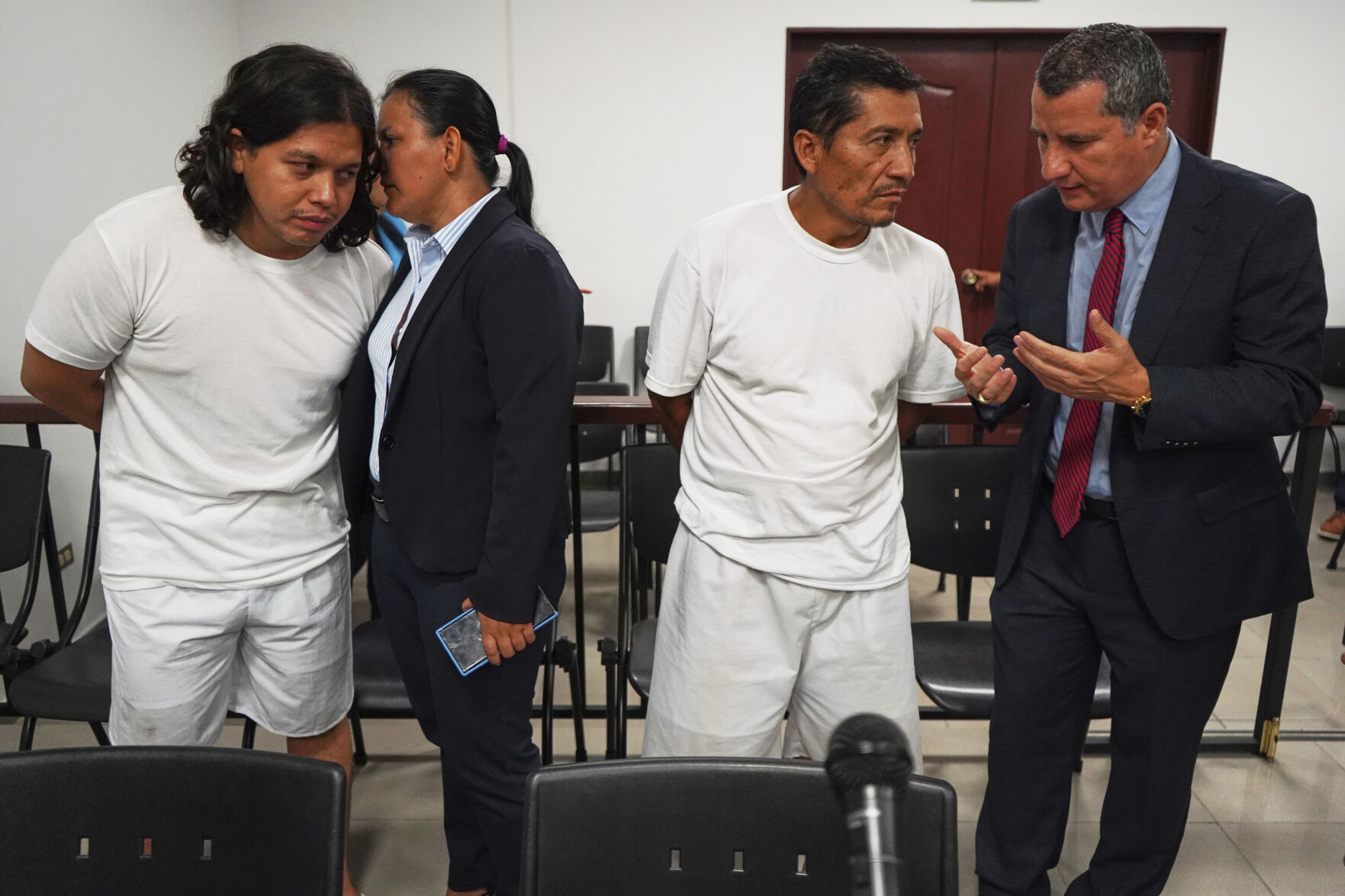 Court Orders Six-Month Detention for Lawyer, Pastor Who Protested Near Bukele Residence — Juzgado decreta seis meses de detención para abogado y pastor que protestaron cerca de la residencia de Bukele