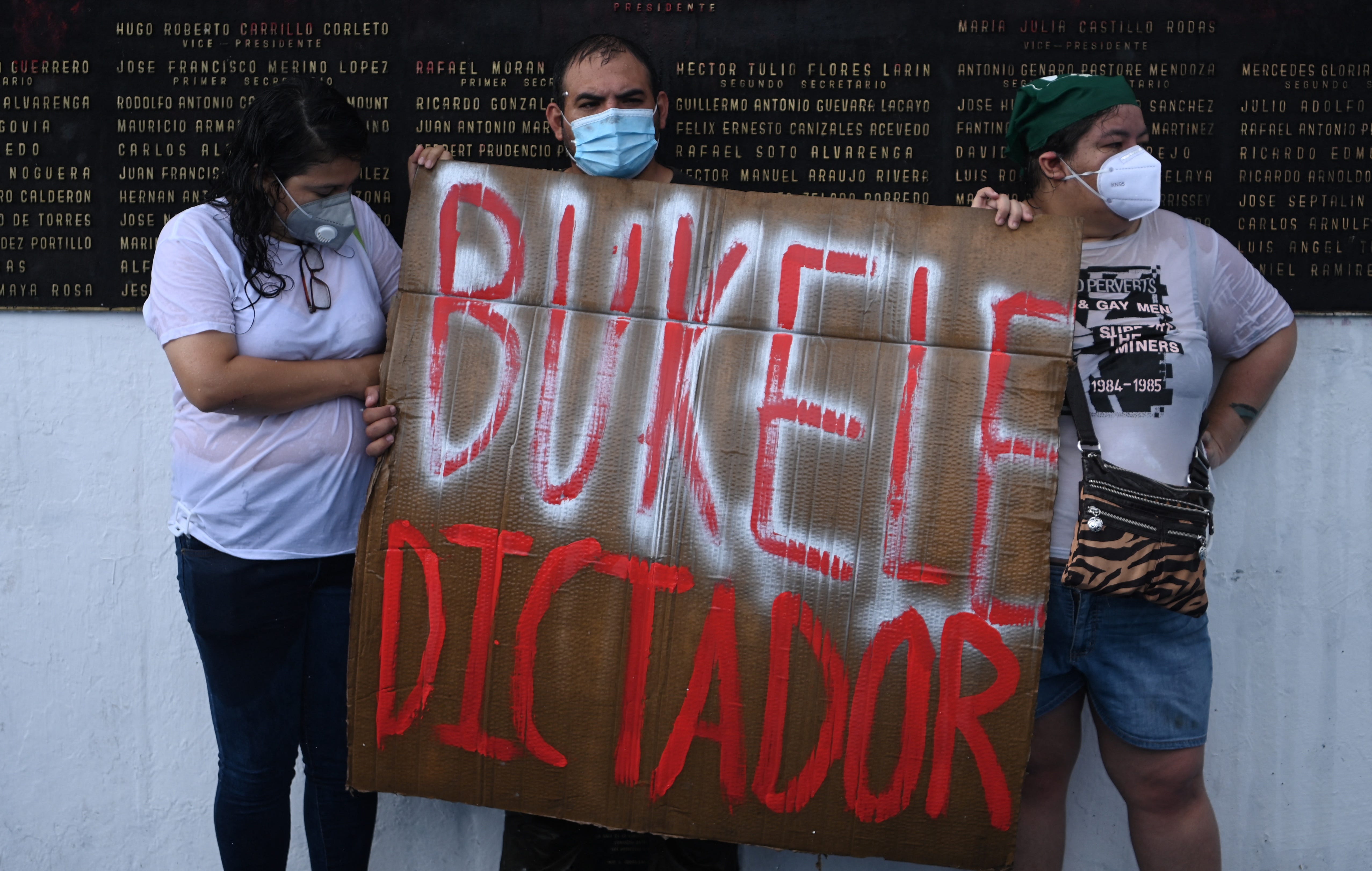 The shadowy rise of Donald Trump’s favorite president: Nayib Bukele — El oscuro ascenso de Nayib Bukele, el presidente favorito de Donald Trump