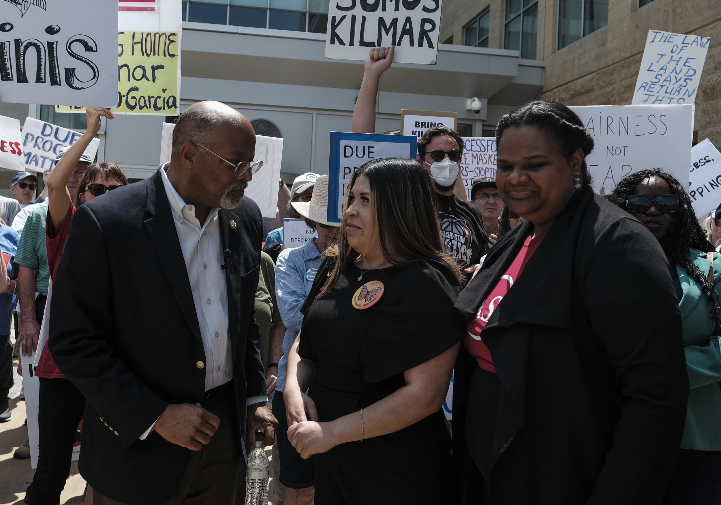 Trump administration faces court pressure to return deported migrants — El gobierno de Trump enfrenta presión judicial para retornar a migrantes deportados