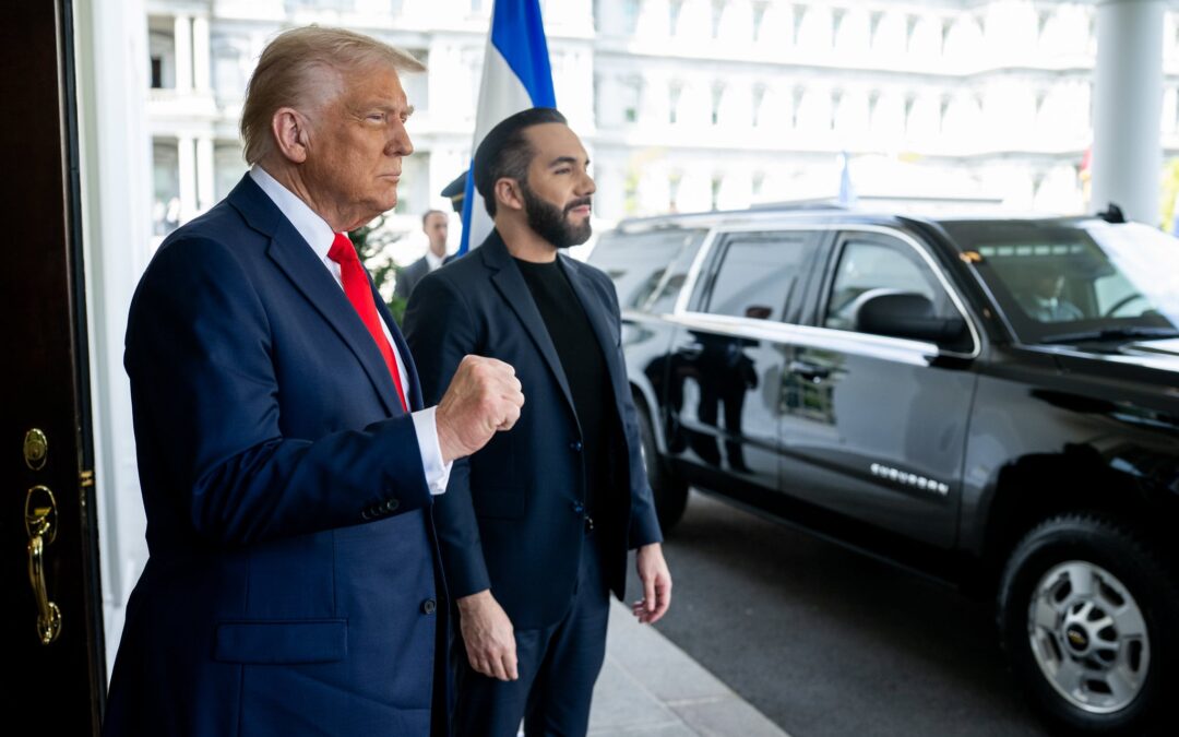Trump takes cues from Bukele in plan to deport a million people — Trump se inspira en Bukele en su plan para deportar a un millón de personas