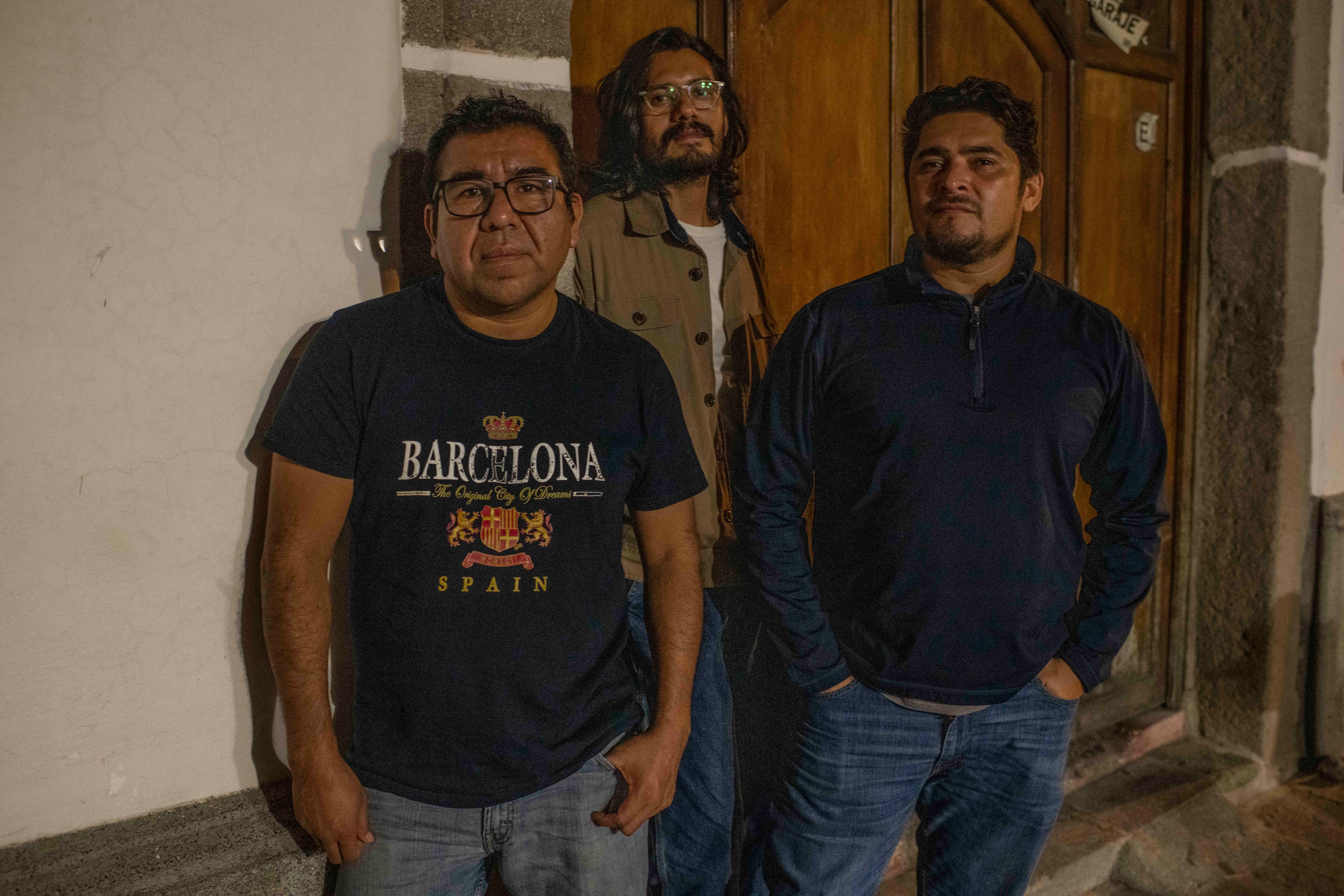 Bukele’s crackdown pushes top Salvadoran journalists to flee — La represión de Bukele obliga a destacados periodistas salvadoreños a huir