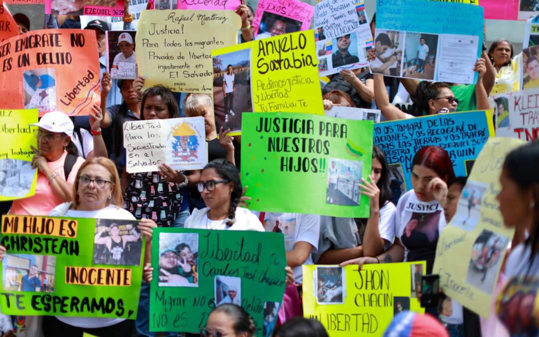 The detention of Venezuelans by President Bukele has left their relatives protesting for their freedom, with little hope in sight — La detención de venezolanos por el presidente Bukele tiene a sus familiares protestando por su libertad, con pocas esperanzas a la vista