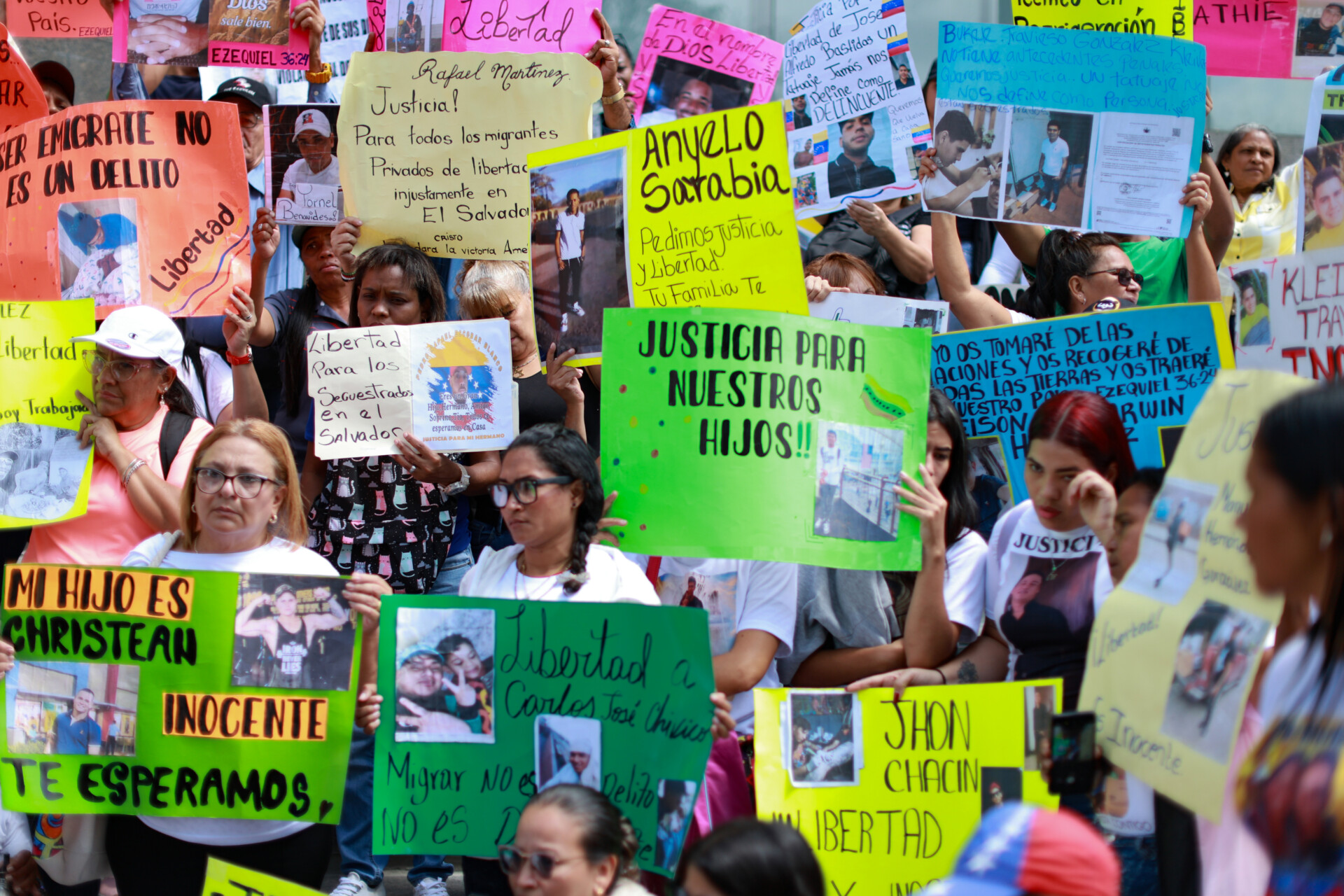 The detention of Venezuelans by President Bukele has left their relatives protesting for their freedom, with little hope in sight — La detención de venezolanos por el presidente Bukele tiene a sus familiares protestando por su libertad, con pocas esperanzas a la vista