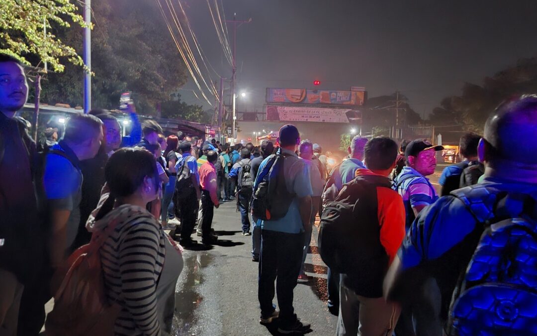Total collapse at major bus stops during the first day of free public transport due to the Los Chorros closure — Colapso total en las principales paradas de buses durante primer día del transporte colectivo gratuito por el cierre de Los Chorros