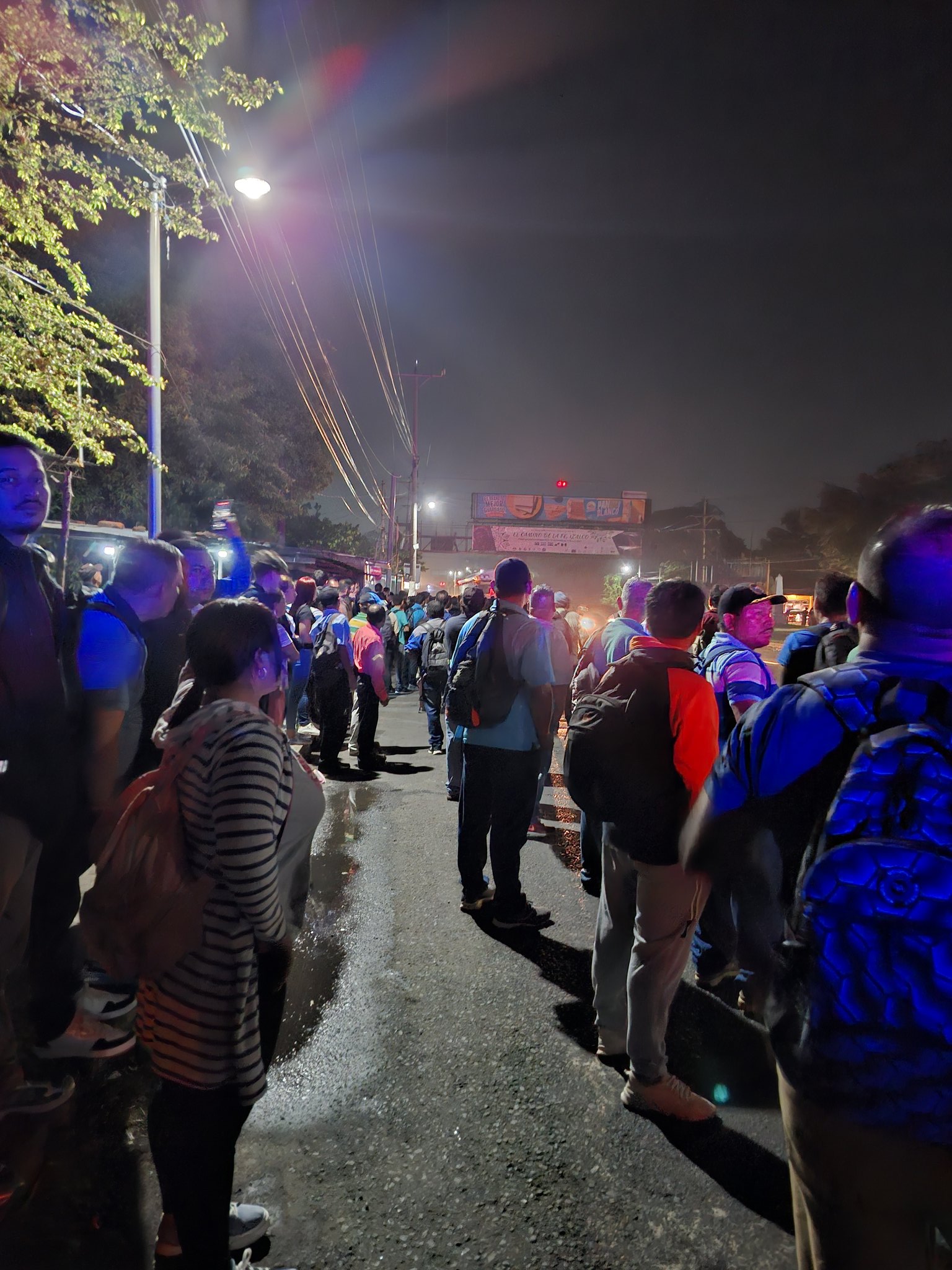 Total collapse at major bus stops during the first day of free public transport due to the Los Chorros closure — Colapso total en las principales paradas de buses durante primer día del transporte colectivo gratuito por el cierre de Los Chorros