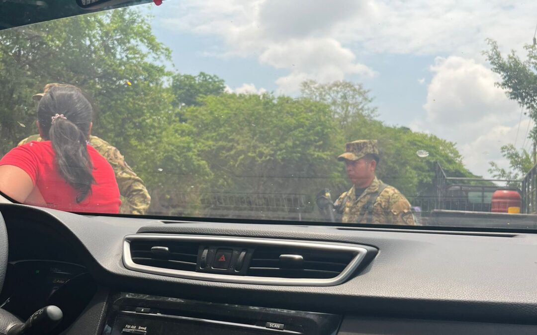 Soldiers Detain Salvadoran and Foreign Journalists in Tecoluca — Militares retienen a periodista salvadoreña y a extranjeros en Tecoluca