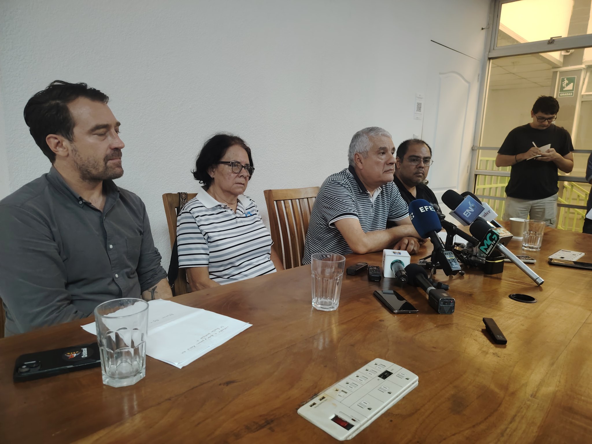 “I Demand Ruth López’s Freedom and I Demand It From Nayib Bukele,” Says Mother of Detained Anti-Corruption Lawyer — “Yo exijo la libertad de Ruth (López) y se la exijo a Nayib Bukele”, dice madre de abogada anticorrupción detenida