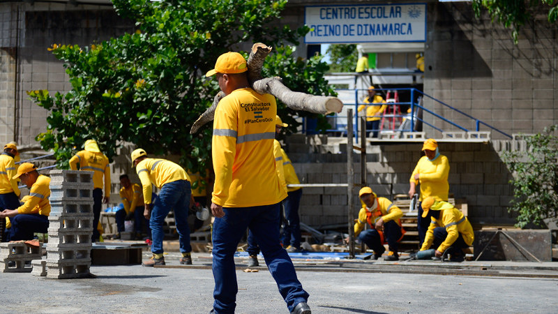 Inmates in State Owned Building Company Shirts Remodel Schools — Reos con camisa de Constructora El Salvador remodelan escuelas