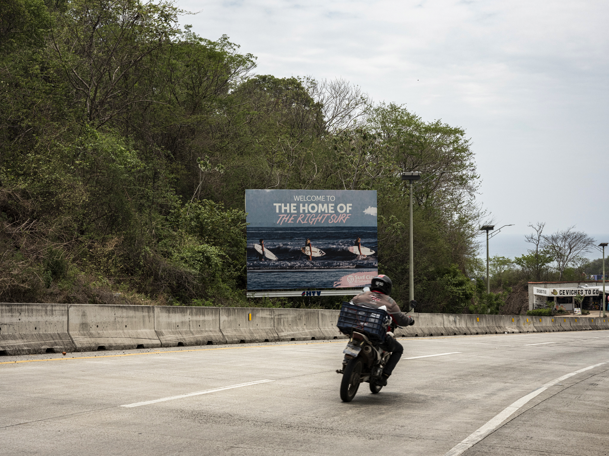 El Salvador wants America’s prisoners. And it’s tourists — El Salvador quiere a los prisioneros de Estados Unidos. Y a sus turistas.