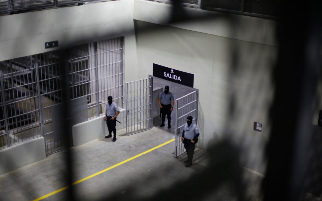 Families of deported migrants lose hope of contacting them: they were sent to El Salvador’s mega-prison — Familias de migrantes deportados pierden esperanza de contactarlos: fueron enviados a la megacárcel de El Salvador