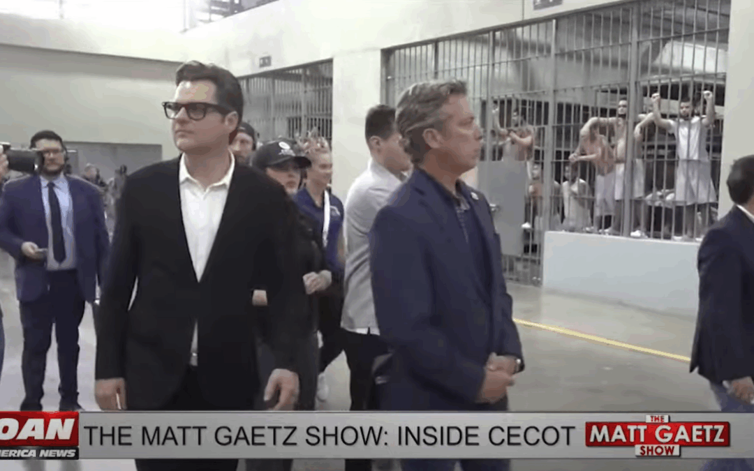 Reclusos deportados provocan y se burlan de Matt Gaetz y delegación republicana durante visita a megaprisión de El Salvador para programa de OAN — Deported inmates taunt and mock Matt Gaetz and GOP delegation visiting El Salvador mega prison for OAN show