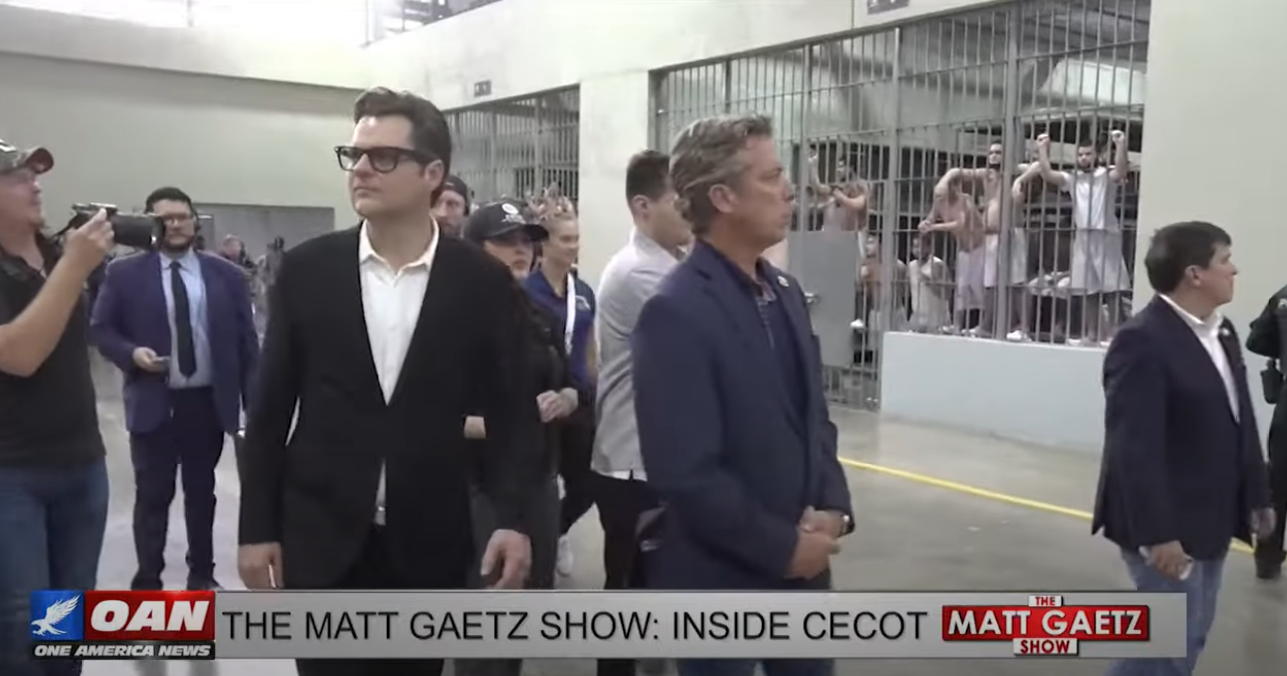 Reclusos deportados provocan y se burlan de Matt Gaetz y delegación republicana durante visita a megaprisión de El Salvador para programa de OAN — Deported inmates taunt and mock Matt Gaetz and GOP delegation visiting El Salvador mega prison for OAN show