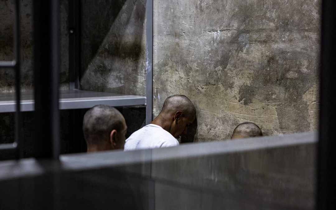 NGO Alleges Torture in El Salvador’s Prisons and Persecution of Critics — Denuncias de tortura en las cárceles de El Salvador y la persecución de voces críticas, según ONG local