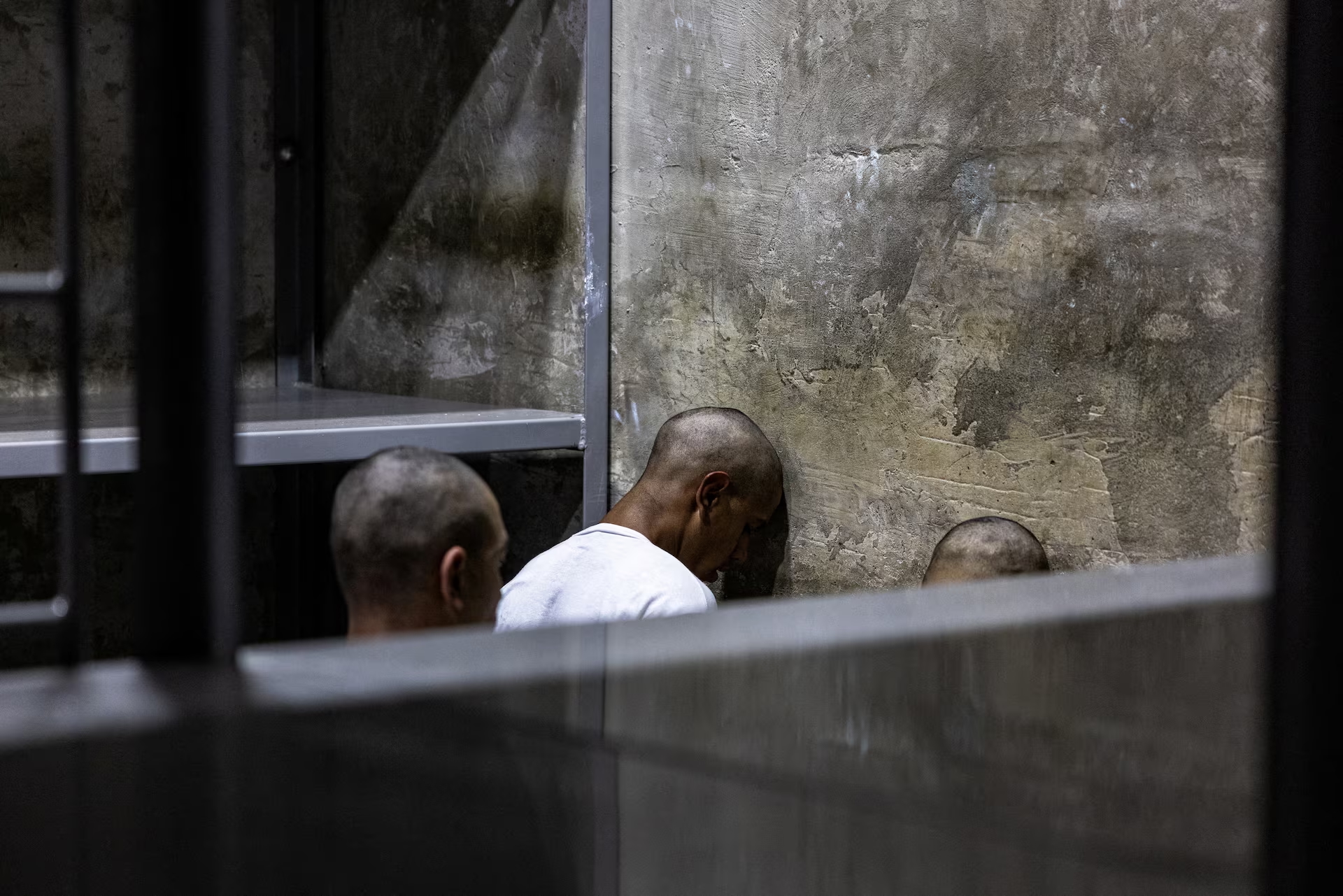 How a salvadoran prison became a political human zoo — Cómo una cárcel salvadoreña se convirtió en un zoológico humano político