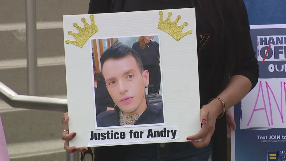 Supporters in WeHo rally for Venezuelan makeup artist sent to El Salvador prison — Manifestantes en West Hollywood se solidarizan con maquillador venezolano enviado a prisión en El Salvador