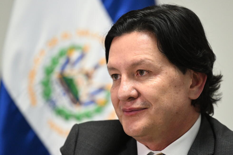 Former Commissioner Who Denied Human Rights Violations in El Salvador Says He Leaves Post “With Head Held High” — Excomisionado que negó violaciones a derechos humanos en El Salvador dice que deja el cargo “con la frente en alto”
